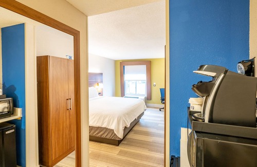 West Ashley Hotel | Comfortable Stay at Holiday Inn Express Charleston