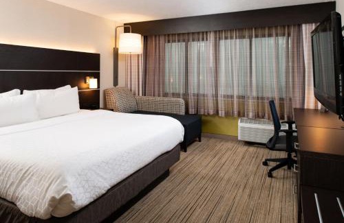 Dent Hotel | Convenient Getaway at Holiday Inn Express Cincinnati West