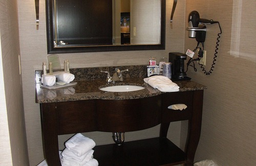 Cleveland Hotel | Top-Rated Holiday Inn Express Cleveland Northwest with Pool