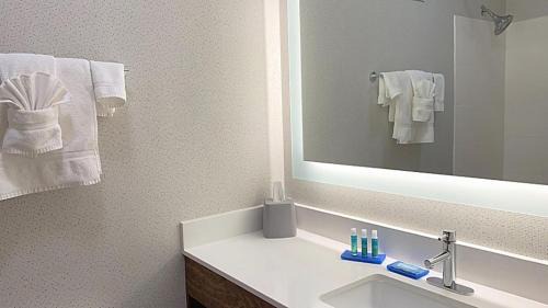 Dentsville Hotel | Comfortable Stay at Holiday Inn Express Columbia NE