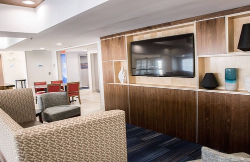Tuttle West Hotel | Inviting Holiday Inn Express Columbus-Dublin with Pool & Breakfast