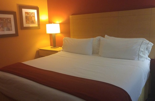 Cortland Hotel | Eco-Friendly Retreat at Holiday Inn Express Cortland