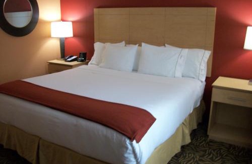 Cortland Hotel | Discover Holiday Inn Express - Cortland with Pool & Breakfast