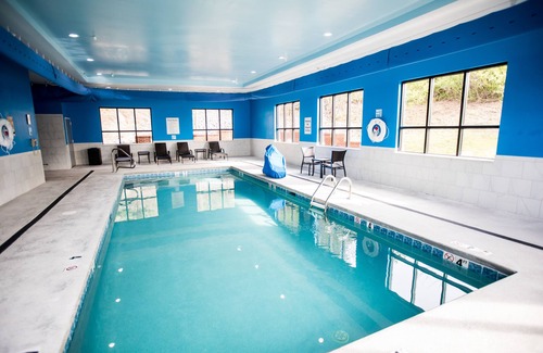 Dayton Hotel | Convenient Stay at Holiday Inn Express Dayton with Pool Access