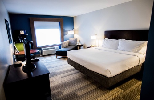 Dayton Hotel | Convenient Stay at Holiday Inn Express Dayton with Pool Access