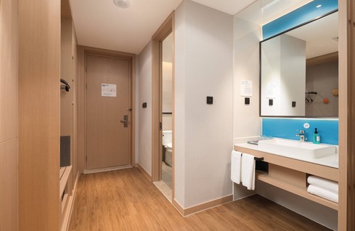Shatian Hotel | Discover Holiday Inn Express Dongguan Marina Bay with Breakfast