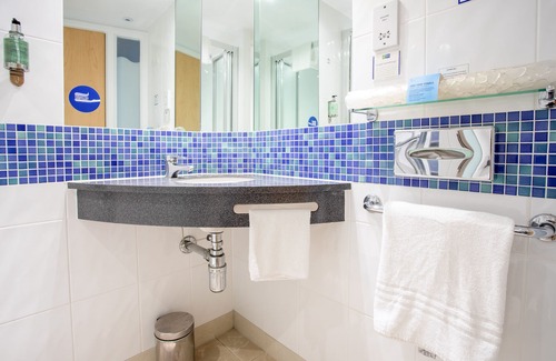 Dunfermline Hotel | Convenient Stay at Holiday Inn Express Dunfermline, IHG