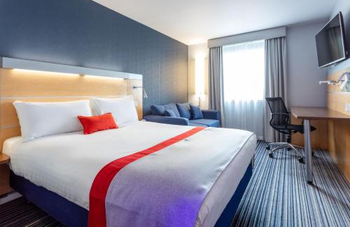 Dunfermline Hotel | Pet-Friendly Holiday Inn Express Dunfermline with Great Amenities