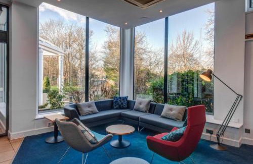 Ravelston Hotel | Convenient Stay at Holiday Inn Express Edinburgh City West
