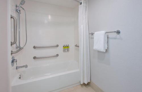 Fairfax Hotel | Convenient Holiday Inn Express in Fairfax with Breakfast