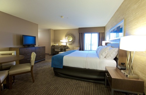 Fargo Hotel | Comfortable Retreat at Holiday Inn Express Fargo-West Acres