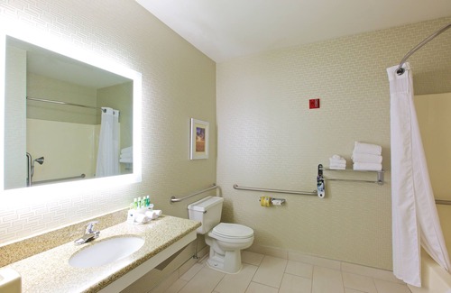 Fargo Hotel | Comfortable Retreat at Holiday Inn Express Fargo-West Acres