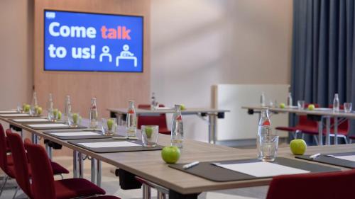 Gutleutviertel Hotel | Pet-Friendly Holiday Inn Express Frankfurt Messe Awaits You