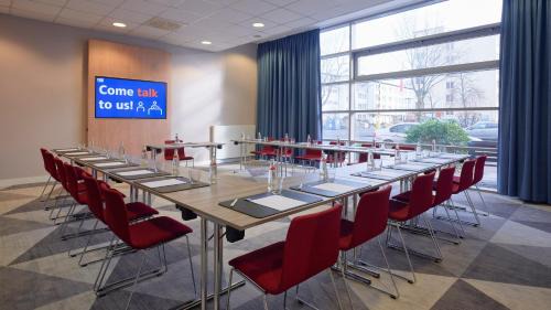 Gutleutviertel Hotel | Pet-Friendly Holiday Inn Express Frankfurt Messe Awaits You