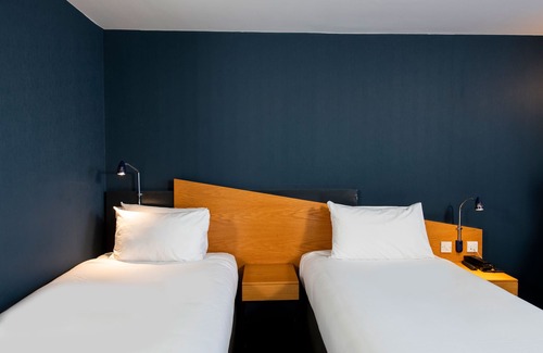 Quedgeley Hotel | Comfortable Holiday Inn Express Gloucester - South Awaits You