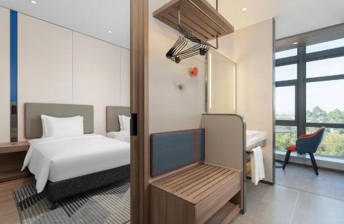 Panyu Hotel | Holiday Inn Express Guangzhou University Town - Shuttle Service During Canton Fair - Free Morning & Evening Transfers to or from Canton Fair Complex