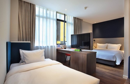 Xiufeng Hotel | Highly Rated Holiday Inn Express Guilin City Center