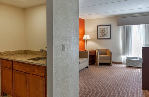 Mechanicsburg Hotel | Convenient Holiday Inn Express Harrisburg SW with Pool & Breakfast