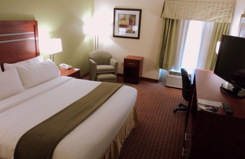 Mechanicsburg Hotel | Convenient Holiday Inn Express Harrisburg SW with Pool & Breakfast