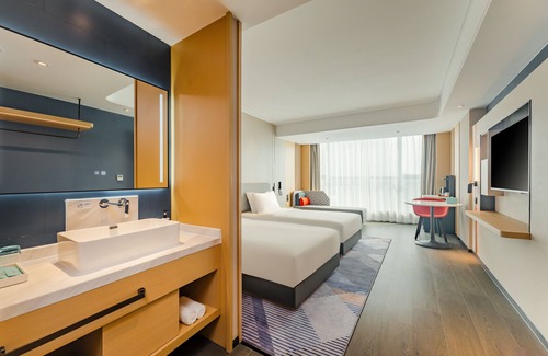 Xiaoshan Hotel | Discover Holiday Inn Express Hangzhou: Family-Friendly Stay
