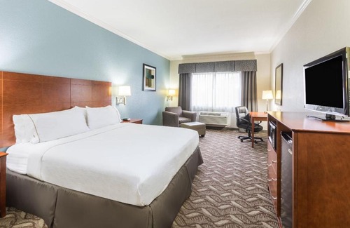 Lake Charles Hotel | Relax at Holiday Inn Express Lake Charles: Pool & Hot Tub