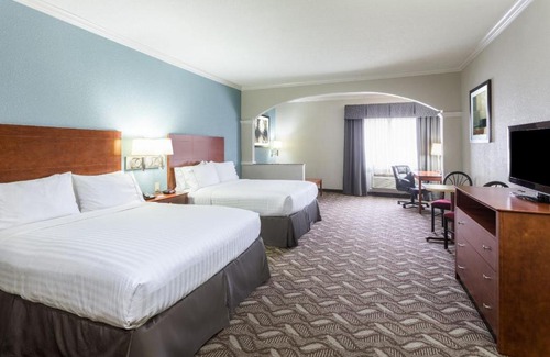 Lake Charles Hotel | Relax at Holiday Inn Express Lake Charles: Pool & Hot Tub