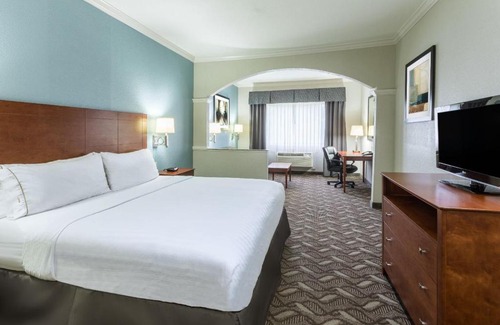 Lake Charles Hotel | Relax at Holiday Inn Express Lake Charles: Pool & Hot Tub