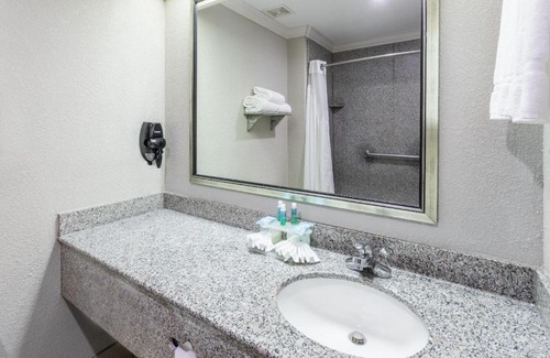 Lake Charles Hotel | Relax at Holiday Inn Express Lake Charles: Pool & Hot Tub