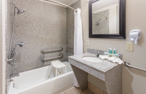 Lake Charles Hotel | Discover Holiday Inn Express Hotel & Suites Lake Charles
