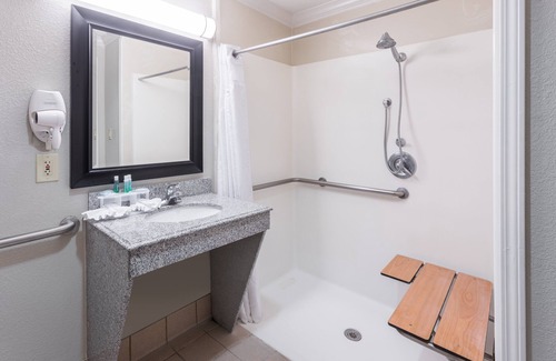 Lake Charles Hotel | Discover Holiday Inn Express Hotel & Suites Lake Charles