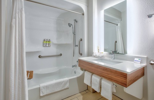 Hope Hotel | Relax at Holiday Inn Express Hope with Pool & Breakfast