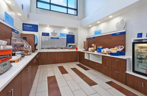 Brecksville Hotel | Comfortable Stays at Holiday Inn Express Cleveland-Richfield