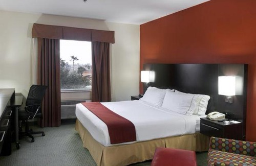 Brownsville Hotel | Comfort at Holiday Inn Express Hotel and Suites Brownsville