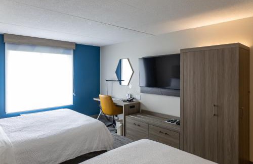 Brockville Hotel | Comfortable Stay at Holiday Inn Express Brockville with Pool