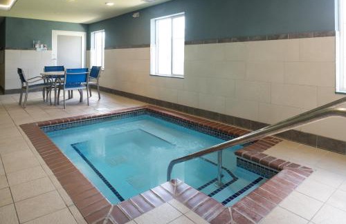 Burlington Hotel | Comfortable Holiday Inn Express Hotel & Suites Burlington Stay