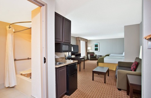 Harrington Hotel | Enjoy Poolside Relaxation at Holiday Inn Express Harrington