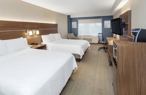Riverhead Hotel | Explore Holiday Inn Express Long Island-East End with Pool & Spa