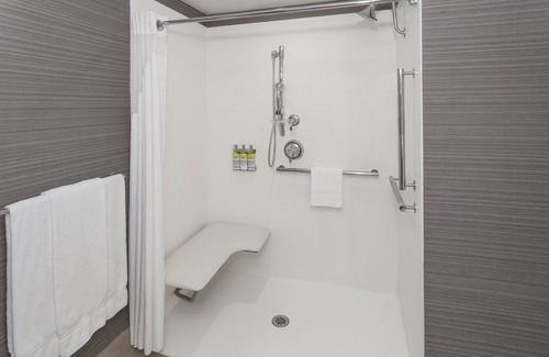 Riverhead Hotel | Explore Holiday Inn Express Long Island-East End with Pool & Spa