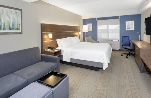 Riverhead Hotel | Explore Holiday Inn Express Long Island-East End with Pool & Spa