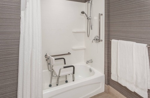 Riverhead Hotel | Explore Holiday Inn Express Long Island-East End with Pool & Spa