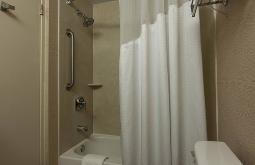 Laurel Hotel | Comfortable Holiday Inn Express Hotel and Suites Laurel Stay