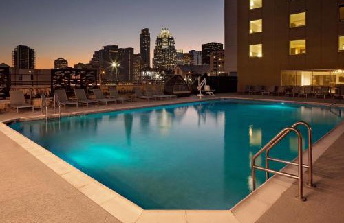 Red River Cultural District Hotel | Convenient Holiday Inn Express Austin Downtown with Pool & Breakfast