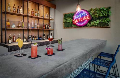 Red River Cultural District Hotel | Convenient Holiday Inn Express Austin Downtown with Pool & Breakfast
