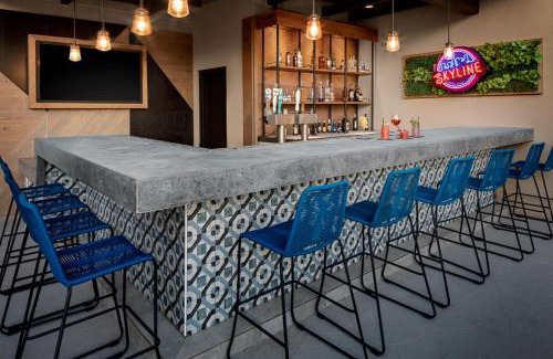 Red River Cultural District Hotel | Convenient Holiday Inn Express Austin Downtown with Pool & Breakfast