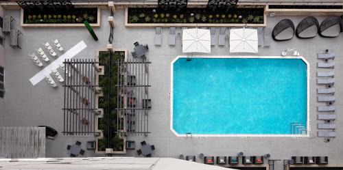 Red River Cultural District Hotel | Convenient Holiday Inn Express Austin Downtown with Pool & Breakfast