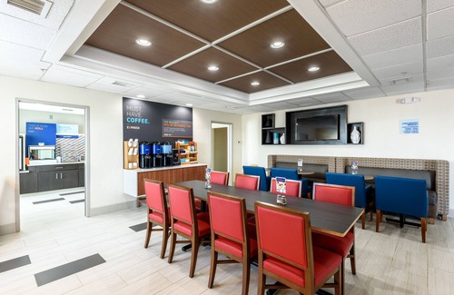 Bastrop Hotel | Welcoming Holiday Inn Express Hotel & Suites Bastrop Awaits