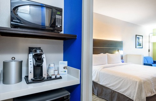 Bastrop Hotel | Welcoming Holiday Inn Express Hotel & Suites Bastrop Awaits