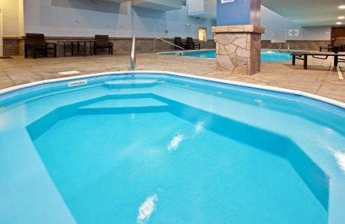 Bedford Hotel | Comfortable Holiday Inn Express Bedford with Pool & Breakfast