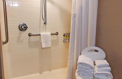 Cheektowaga Hotel | Top-Rated Holiday Inn Express Buffalo-Airport with Pool & Spa