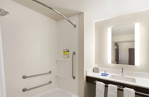 Durant Hotel | Relax at Holiday Inn Express Durant with Pool & Breakfast